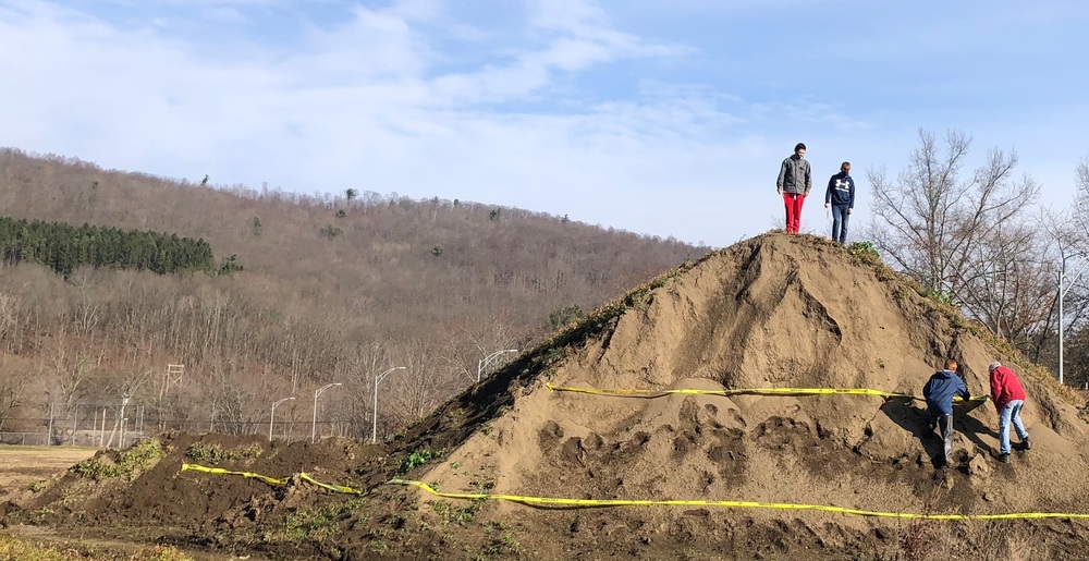 Earth Science Students Use Construction Dirt Pile For 2D Map Visualization