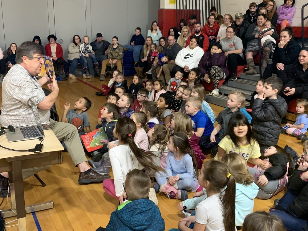 Michael Shoulders Reading to students